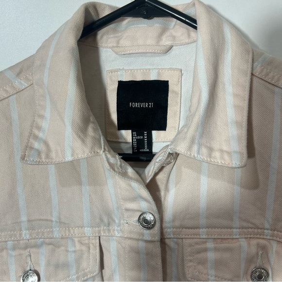 FOREVER 21 CROPPED STRIPED DENIM JACKET IN SIZE MEDIUM - Picture 3 of 4